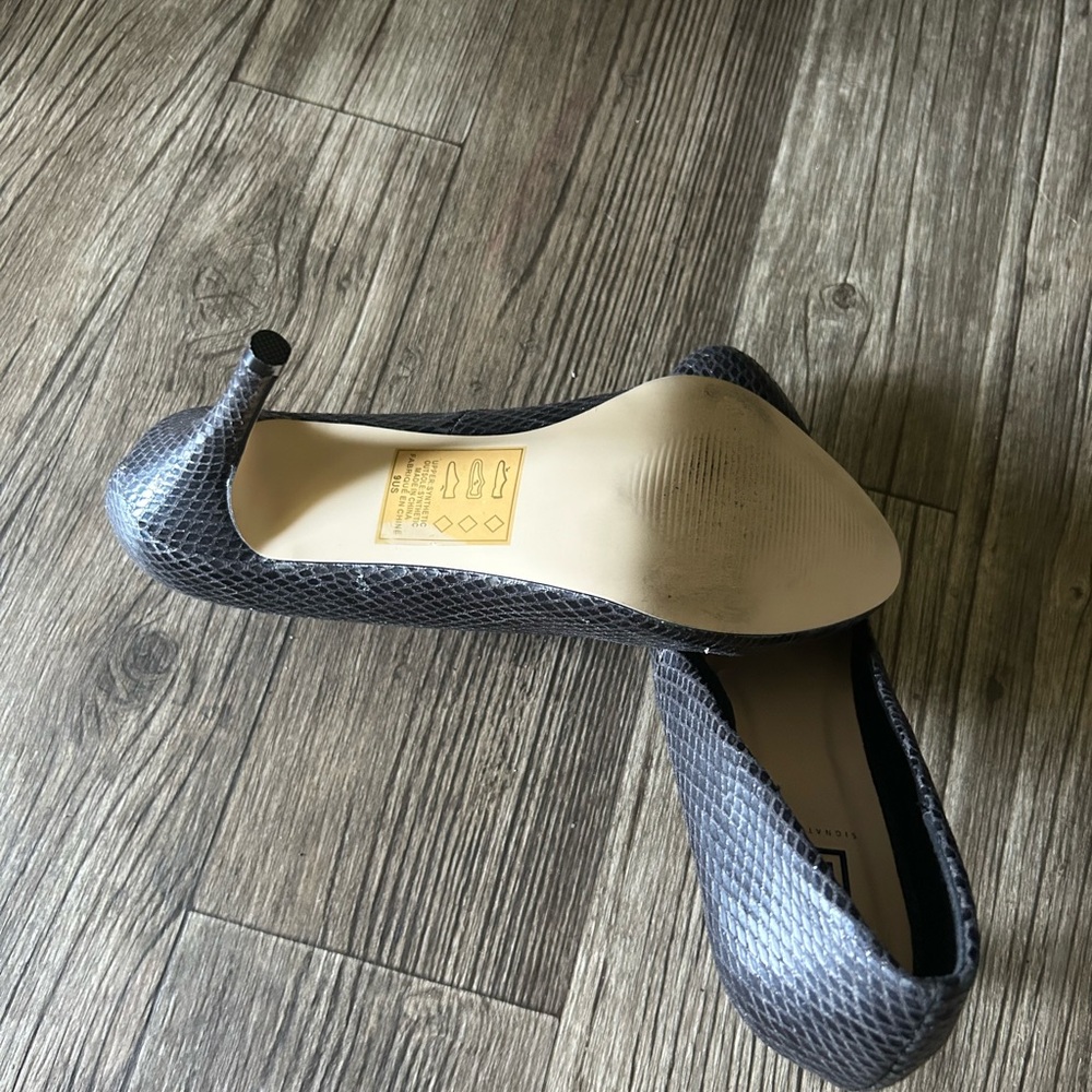 Signature pumps size 9